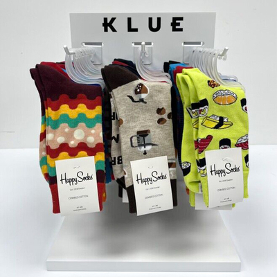 China Tienda de calcetines colgantes personalizados de mesa de calcetines de exhibición de estanterías 3 pernos para la tienda proveedor